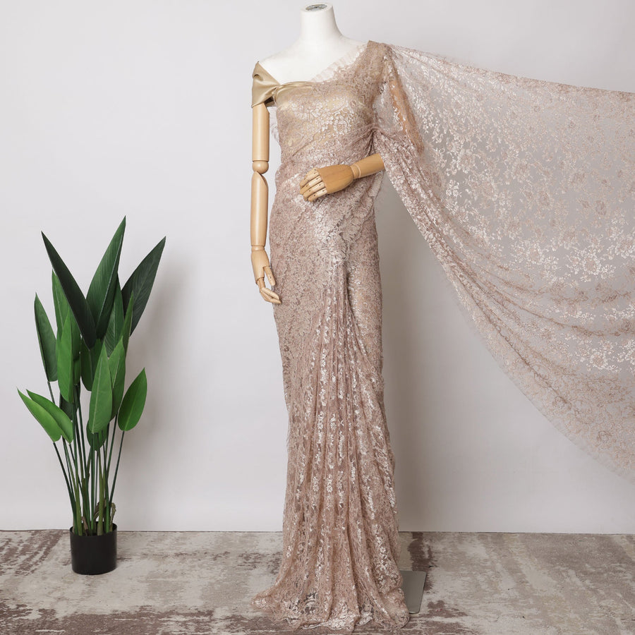 قماش دانتيل شانتيلي فرنسي معدني باللون الوردي الخوخي – 5.5 متر، تصميم زهور، عرض 110 سم – D21078