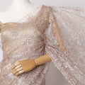 قماش دانتيل شانتيلي فرنسي معدني باللون الوردي الخوخي – 5.5 متر، تصميم زهور، عرض 110 سم – D21078