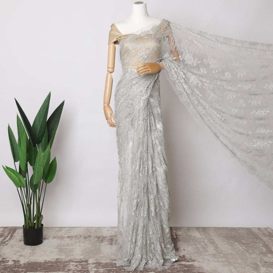 قماش دانتيل شانتيلي فرنسي فضي معدني – 5.5 متر، تصميم زهور، عرض 110 سم – D21080