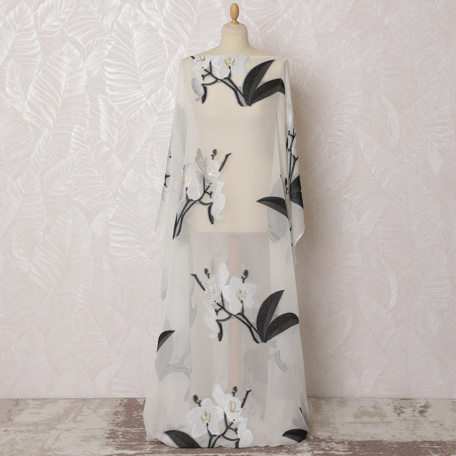 قماش شيفون حرير فرنسي عاجي مع تطريز أوركيد باللونين الأسود والفضي، ديراك صومالي تقليدي - عرض 140 سم، 3.5 متر - D20135