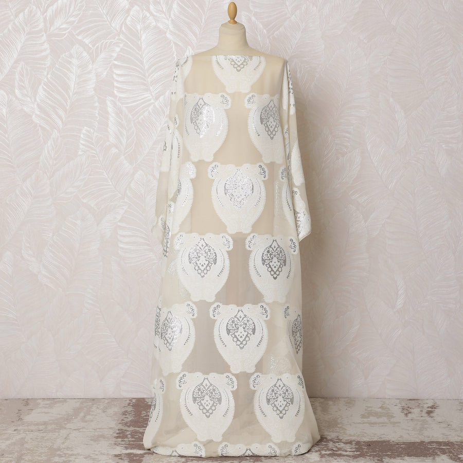 قماش شيفون حرير فرنسي كريمي مع دانتيل أبيض وتطريز فضي، ديراك صومالي تقليدي - عرض 140 سم، 3.5 متر - D20137