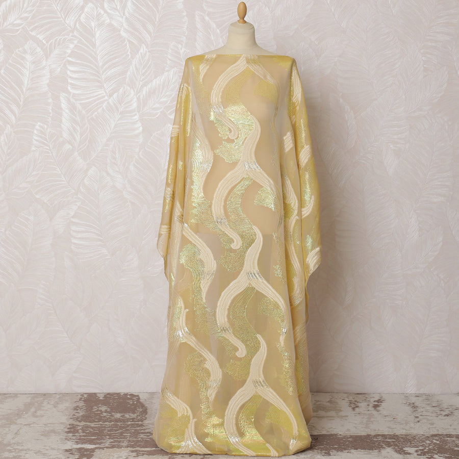 قماش شيفون حرير فرنسي بلون الشمبانيا الذهبي مع أنماط لوركس فضية، ديراك صومالي تقليدي - عرض 140 سم، 3.5 متر - D20147