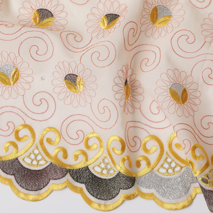 قماش فوال من القطن السويسري الفاخر باللون الكريمي مع تطريز زهري معدني متعدد الألوان - خامة ثوب تقليدي، عرض 140 سم - D20196