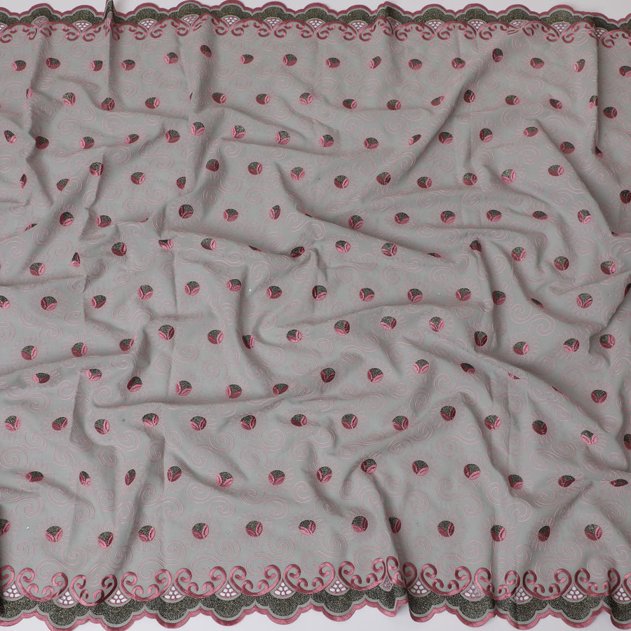قماش فوال من القطن السويسري الفاخر باللون الرمادي الفاتح مع تطريز زهور حمراء - خامة الثوب التقليدي، عرض 140 سم - D20198