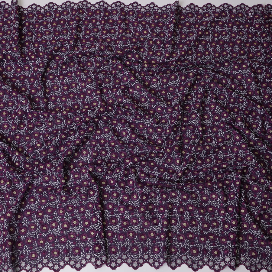 قماش فوال من القطن السويسري الفاخر باللون الأرجواني الداكن مع تطريز زهور بيضاء - خامة الثوب التقليدي، عرض 140 سم - D20201