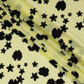 قماش فوال من القطن السويسري الفاخر باللون الأصفر النيون مع نقشة زهور سوداء - خامة الثوب التقليدي، عرض 140 سم - D20209