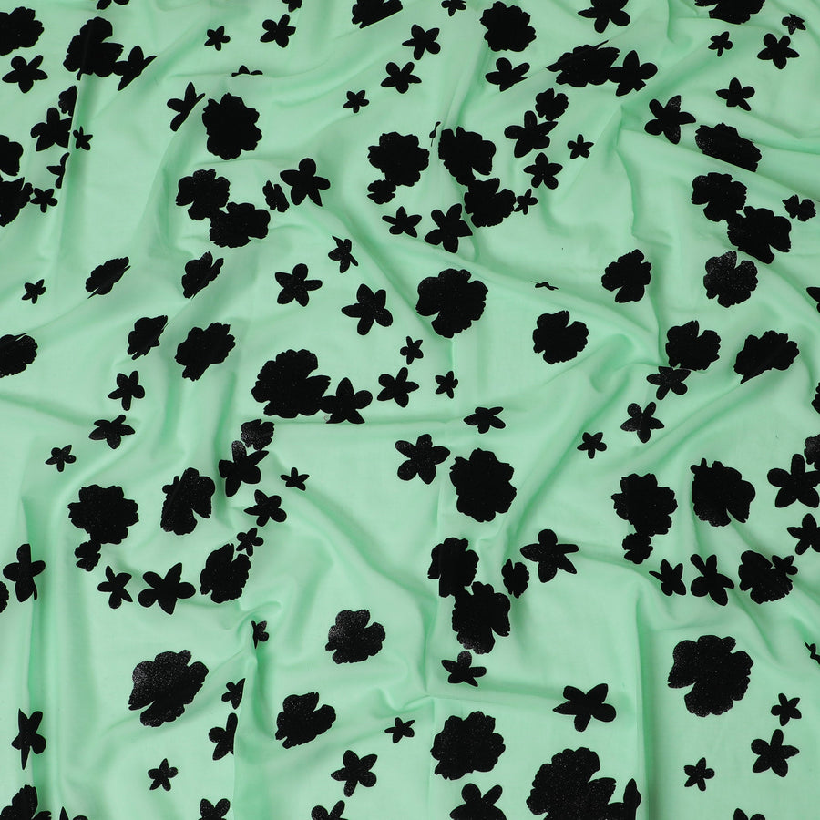 قماش فوال من القطن السويسري الفاخر باللون الأخضر النعناعي مع نقشة زهور سوداء - خامة الثوب التقليدي، عرض 140 سم - D20212