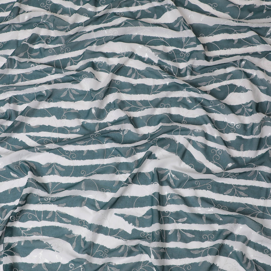 قماش فوال قطني فاخر باللون الأزرق المخضر مع تطريز على شكل موجة بيضاء وريش - خامة ثوب تقليدي، عرض 140 سم - D20217