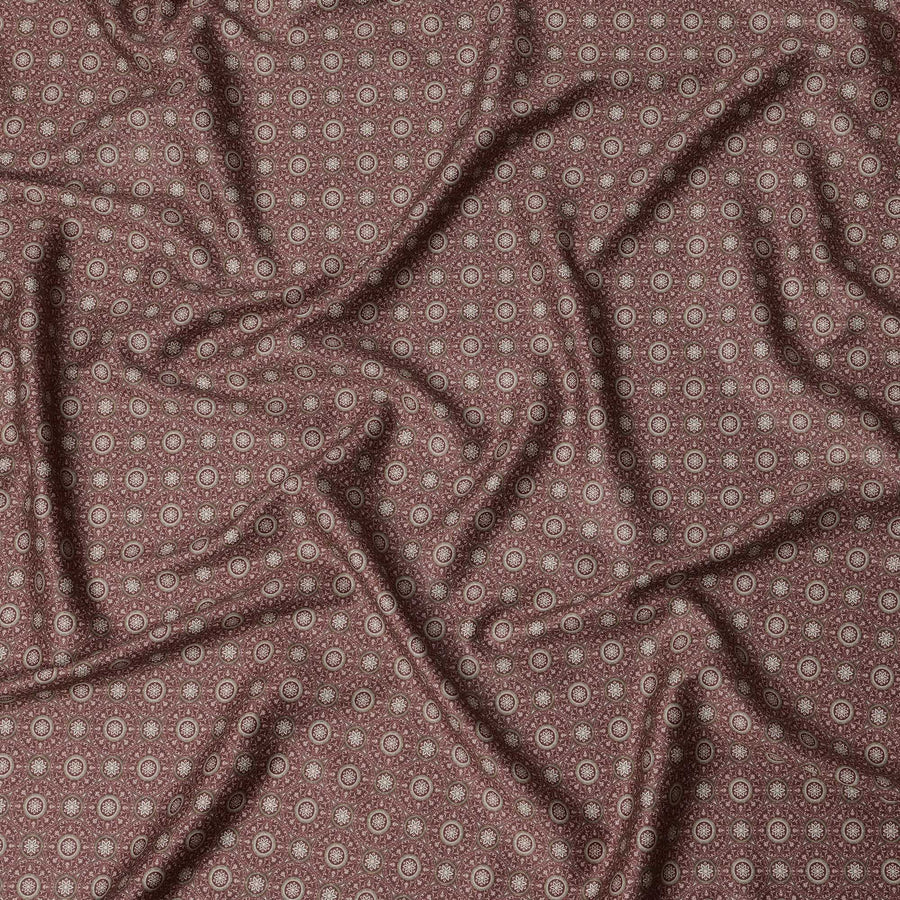 قماش قطني ساتان بطبعة ميدالية عرقية بنية اللون، مزين بزخارف بيج، عرض 110 سم، صنع في الهند - D22623