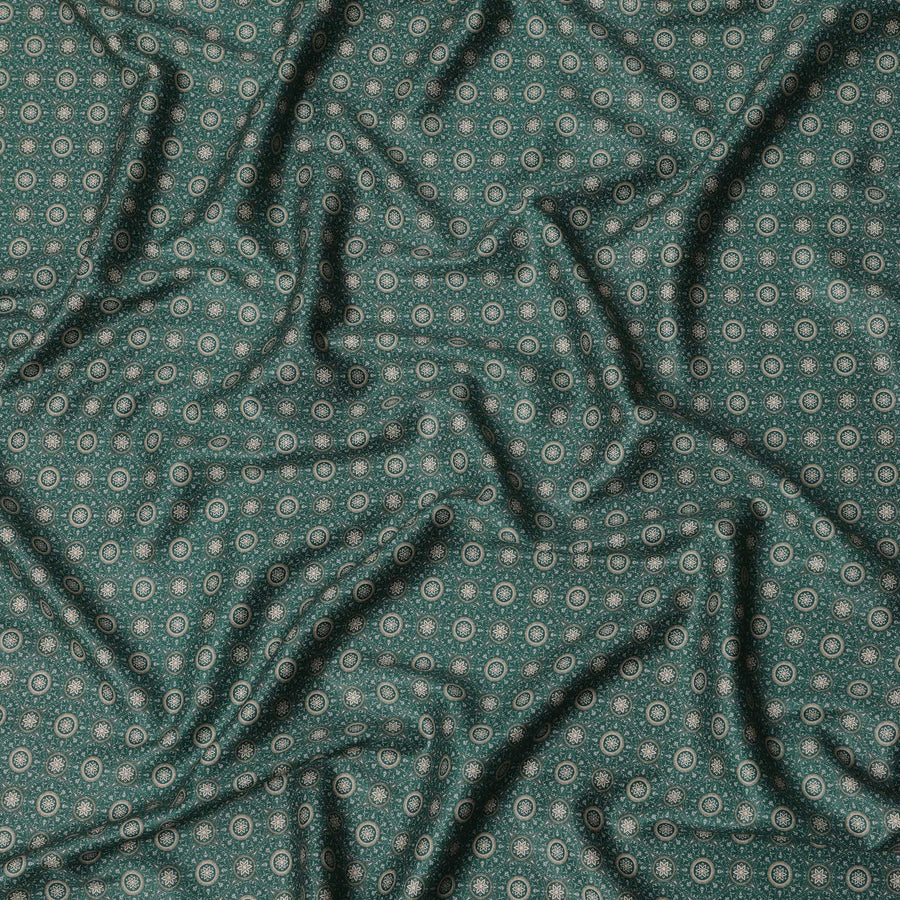 قماش قطني ساتان بطبعة ميدالية عرقية باللون الأخضر الزجاجي، مزين بزخارف بيج، عرض 110 سم، صنع في الهند - D22624