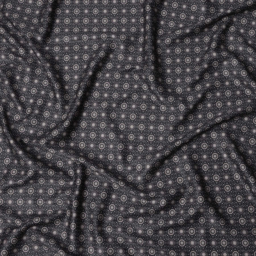 قماش قطني ساتان بطبعة ميدالية سوداء فحمية، مزين بزخارف بيج، عرض 110 سم، صنع في الهند - D22625