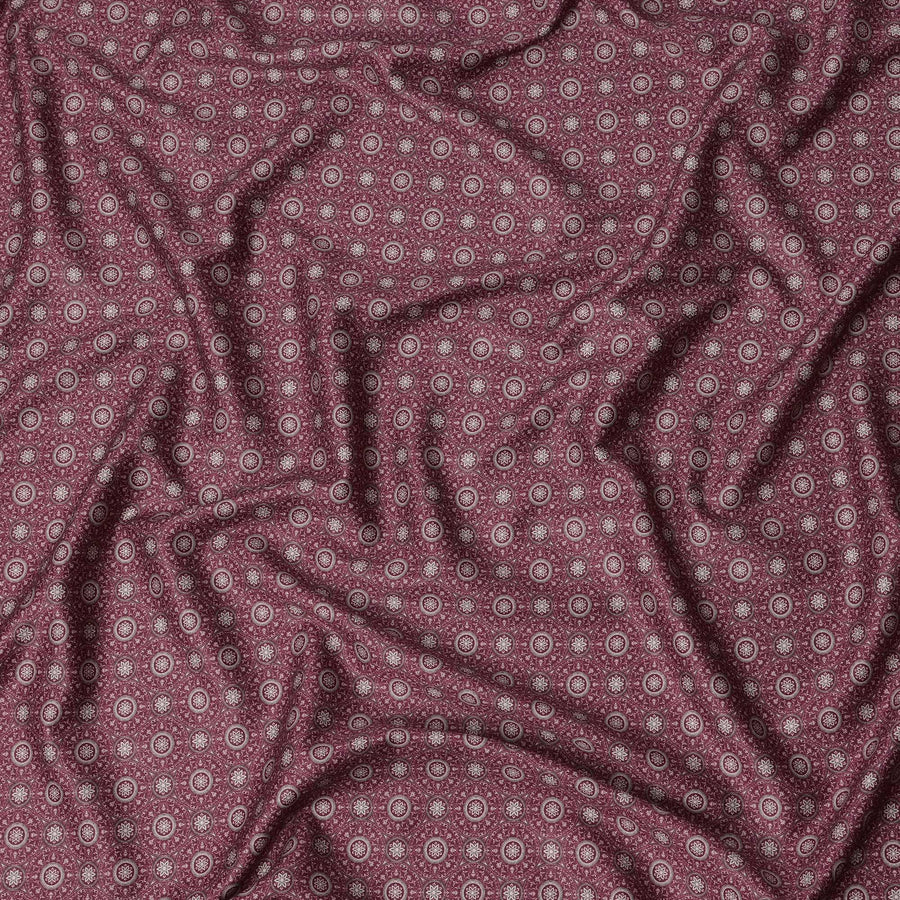 قماش قطني ساتان بطبعة ميدالية حمراء نبيذية، زخارف دائرية بيج، عرض 110 سم، صنع في الهند - D22626
