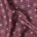 قماش قطني ساتان بطبعة ميدالية حمراء نبيذية، زخارف دائرية بيج، عرض 110 سم، صنع في الهند - D22626