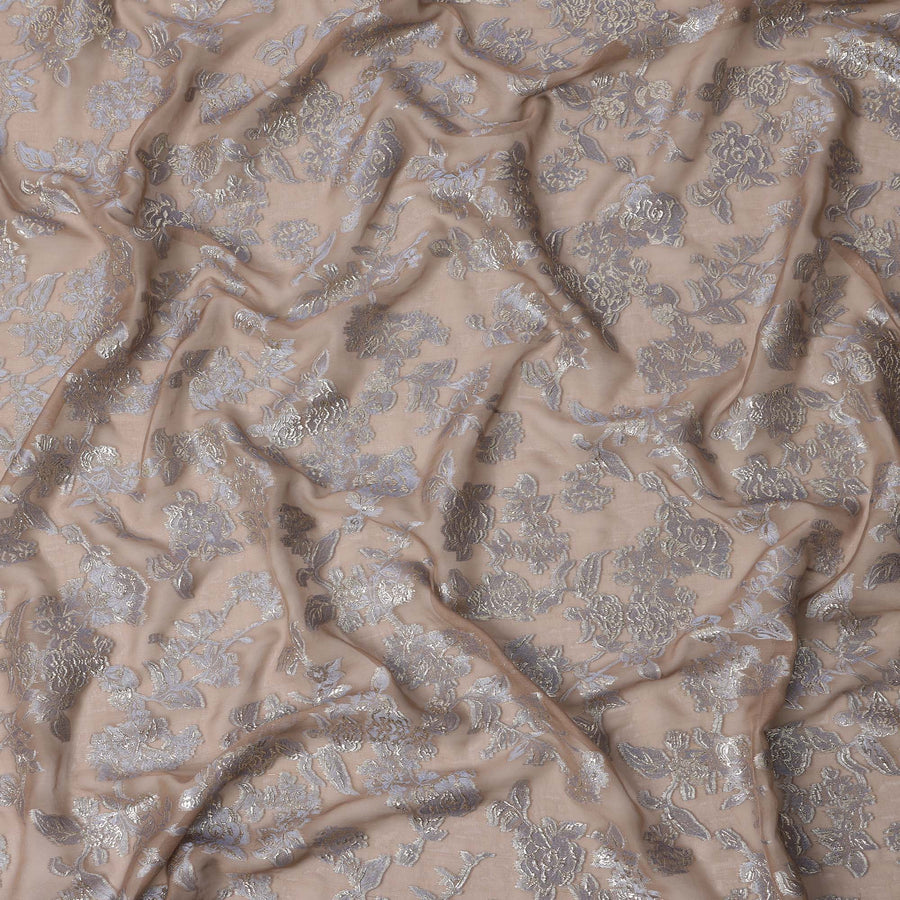 قماش شيفون حريري بتصميم لوركس فضي معدني مزهر بلون بني رمادي، عرض 110 سم، صنع في كوريا الجنوبية - D22659