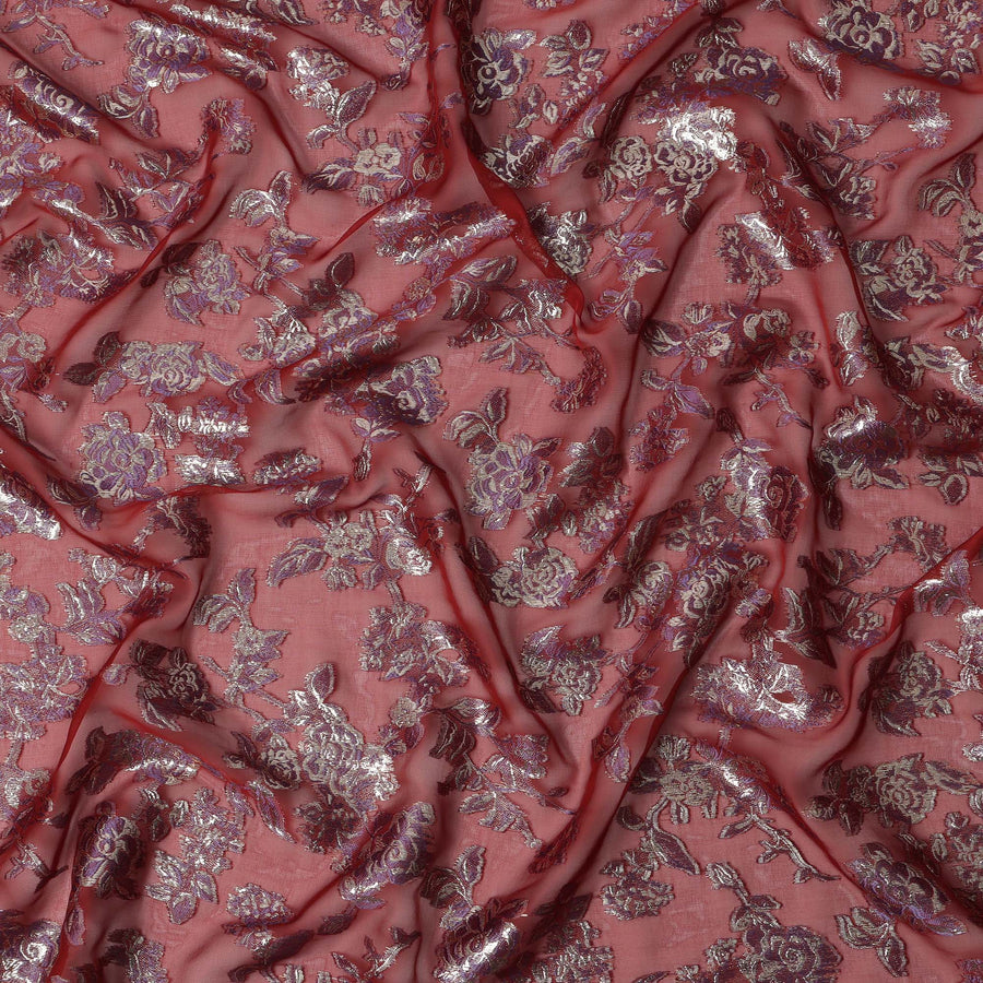 قماش شيفون حريري بتصميم لوركس معدني باللون الأحمر النبيذي، مزين بنقشة زهور بنفسجية وفضية، عرض 110 سم، صنع في كوريا الجنوبية - D22660
