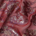 قماش شيفون حريري بتصميم لوركس معدني باللون الأحمر النبيذي، مزين بنقشة زهور بنفسجية وفضية، عرض 110 سم، صنع في كوريا الجنوبية - D22660