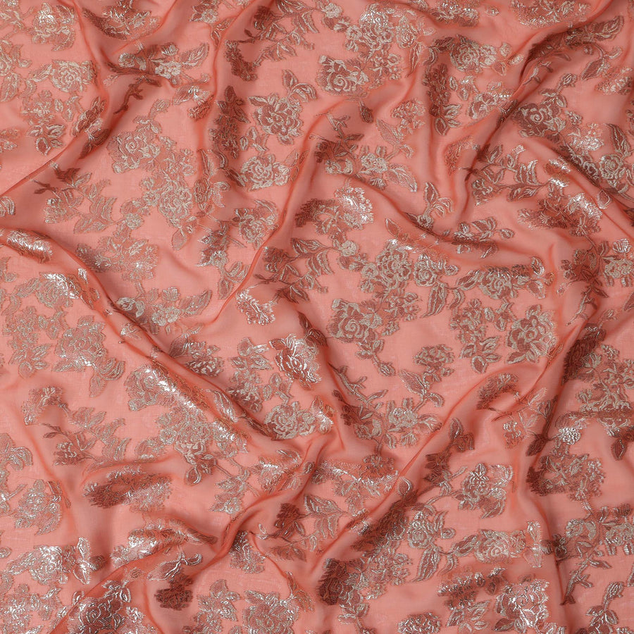 قماش شيفون حريري بتصميم زهور معدنية فضية من قماش لوركس بلون الخوخ الداكن، عرض 110 سم، صنع في كوريا الجنوبية - D22661