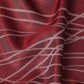 قماش ساتان حريري خالص بطبعة معدنية جاكار بخطوط تجريدية بلون أحمر غامق، عرض 110 سم، صنع في كوريا الجنوبية - D23012