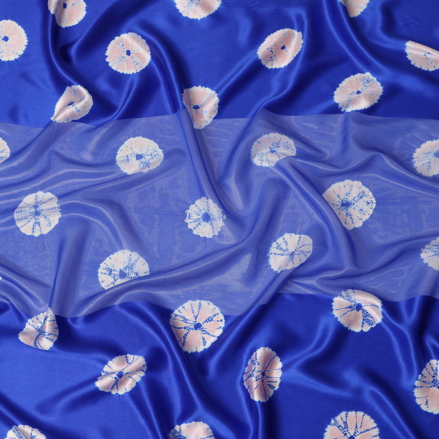 قماش ساتان حريري خالص بنقشة شيبوري دائرية باللون الأزرق الملكي والوردي، عرض 110 سم، صنع في الهند - D23027