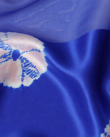 قماش ساتان حريري خالص بنقشة شيبوري دائرية باللون الأزرق الملكي والوردي، عرض 110 سم، صنع في الهند - D23027