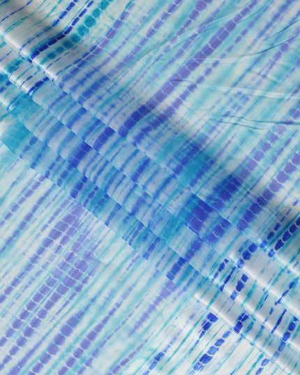 قماش ساتان حريري نقي بطبعة خطوط شيبوري باللون الأزرق الجليدي والنيلي، عرض 110 سم، صنع في الهند - D23031