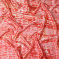 قماش ساتان حريري خالص بطبعة تجريدية باللون الأحمر المرجاني والوردي، عرض 110 سم، صنع في الهند - D23033