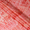 قماش ساتان حريري خالص بطبعة تجريدية باللون الأحمر المرجاني والوردي، عرض 110 سم، صنع في الهند - D23033