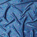 قماش حرير ساتان بنقشة بيزلي زرقاء مع تصميم مطبوع هندي معقد، عرض 110 سم، صنع في الهند - D23256