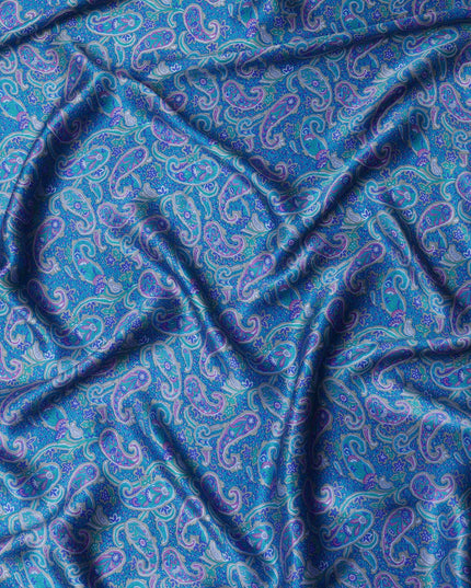 قماش حرير ساتان بنقشة بيزلي زرقاء مع تصميم مطبوع هندي معقد، عرض 110 سم، صنع في الهند - D23256