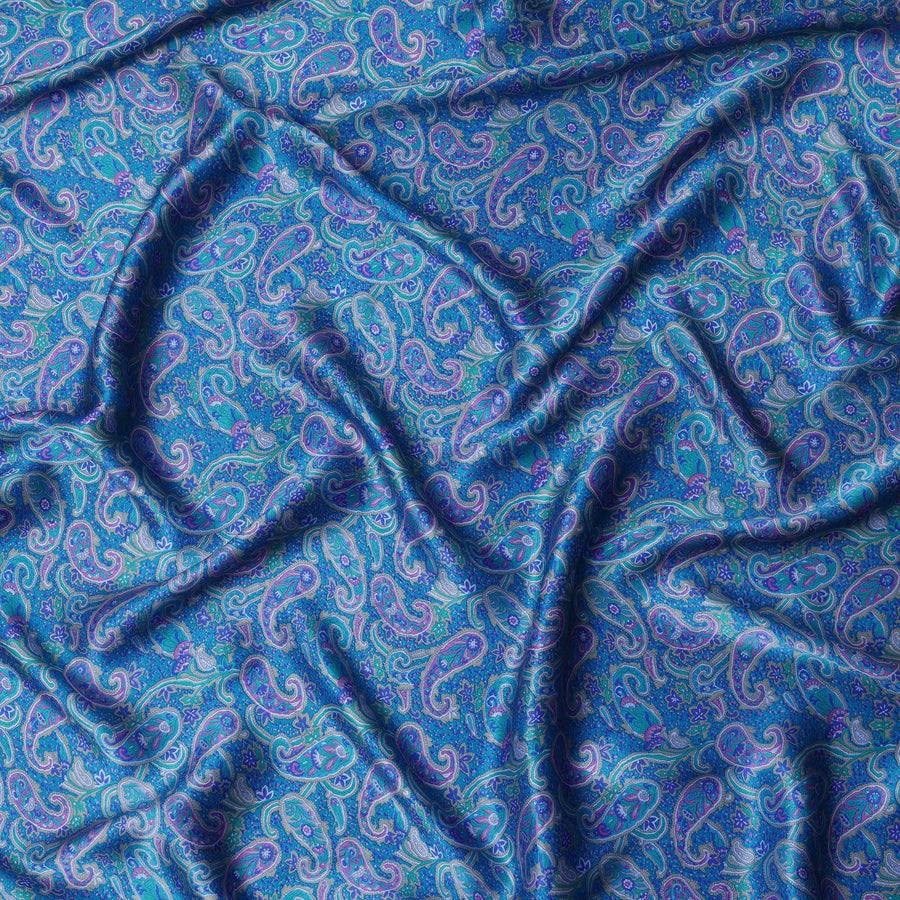 قماش حرير ساتان بنقشة بيزلي زرقاء مع تصميم مطبوع هندي معقد، عرض 110 سم، صنع في الهند - D23256