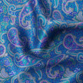 قماش حرير ساتان بنقشة بيزلي زرقاء مع تصميم مطبوع هندي معقد، عرض 110 سم، صنع في الهند - D23256