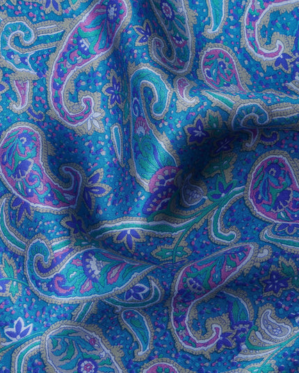 قماش حرير ساتان بنقشة بيزلي زرقاء مع تصميم مطبوع هندي معقد، عرض 110 سم، صنع في الهند - D23256