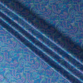 قماش حرير ساتان بنقشة بيزلي زرقاء مع تصميم مطبوع هندي معقد، عرض 110 سم، صنع في الهند - D23256
