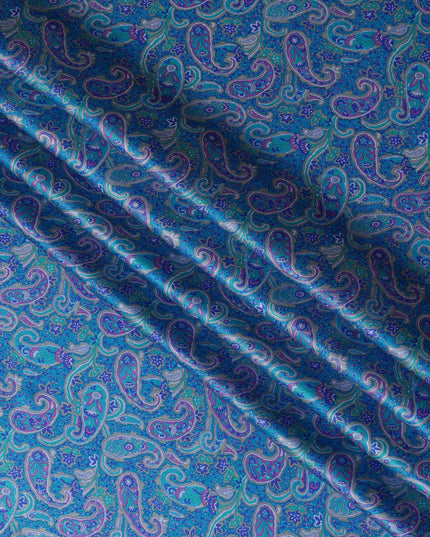 قماش حرير ساتان بنقشة بيزلي زرقاء مع تصميم مطبوع هندي معقد، عرض 110 سم، صنع في الهند - D23256