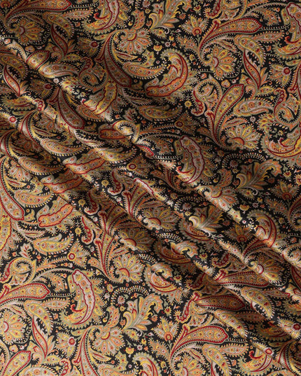 قماش حرير ساتان أسود متعدد الألوان بنقشة بيزلي بتصميم تقليدي مزخرف، عرض 110 سم، صنع في الهند - D23258