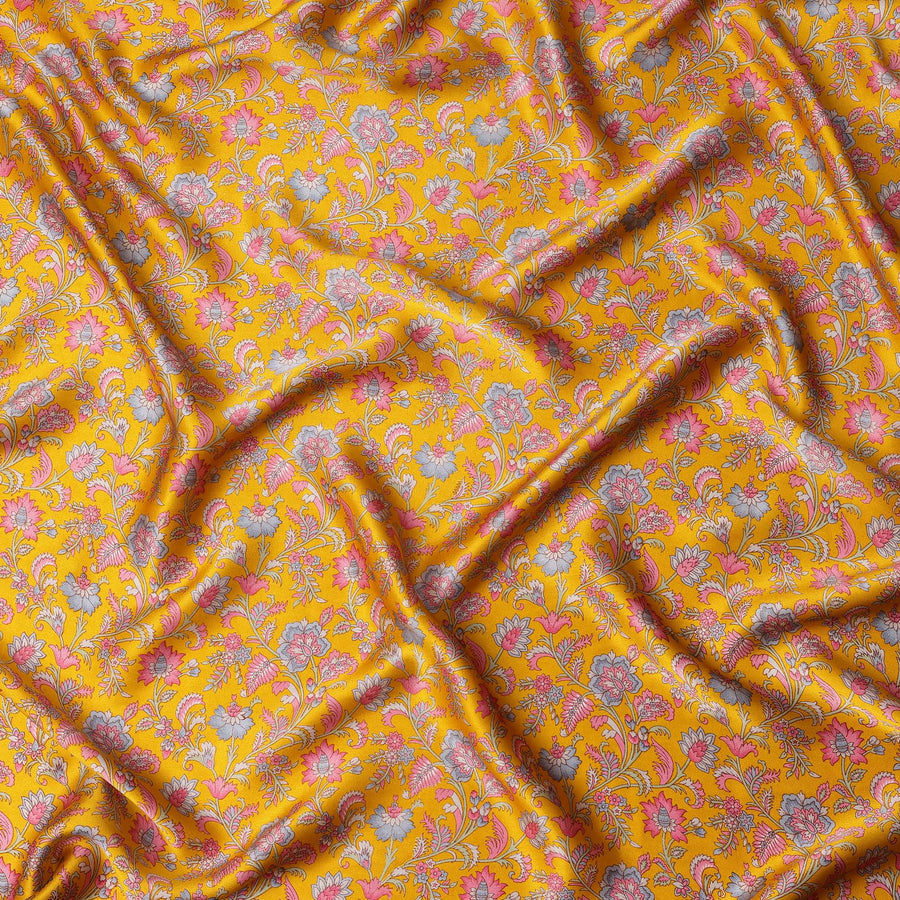 قماش ساتان حريري أصفر مطبوع عليه زهور بنقوش مغولية رقيقة، عرض 110 سم، صنع في الهند - D23259