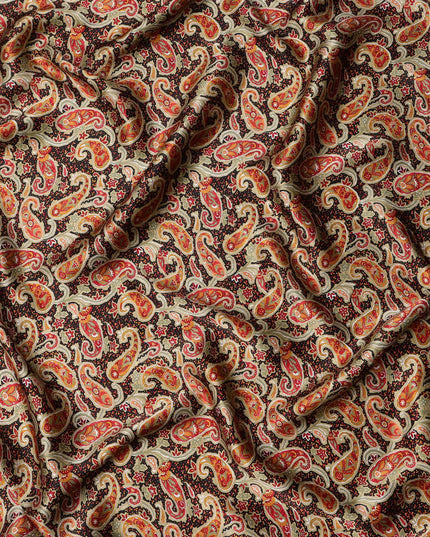 قماش حرير ساتان مطبوع بنقوش بيزلي باللونين البيج والأحمر الداكن مع تفاصيل مستوحاة من الكشمير التقليدي، عرض 110 سم، صنع في الهند - D23260