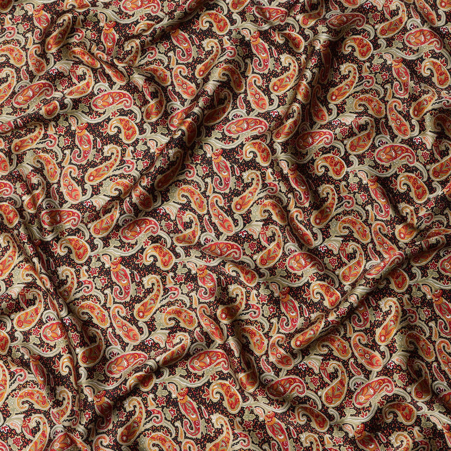 قماش حرير ساتان مطبوع بنقوش بيزلي باللونين البيج والأحمر الداكن مع تفاصيل مستوحاة من الكشمير التقليدي، عرض 110 سم، صنع في الهند - D23260