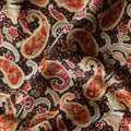 قماش حرير ساتان مطبوع بنقوش بيزلي باللونين البيج والأحمر الداكن مع تفاصيل مستوحاة من الكشمير التقليدي، عرض 110 سم، صنع في الهند - D23260