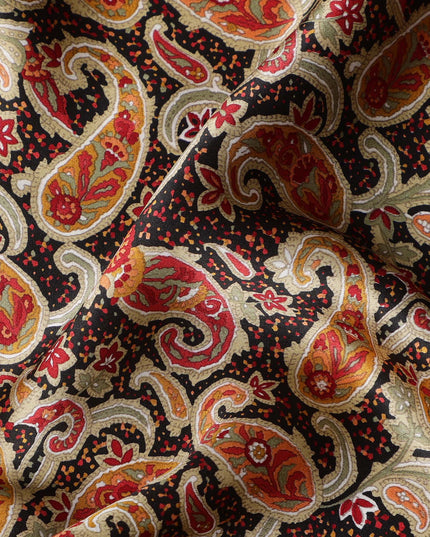 قماش حرير ساتان مطبوع بنقوش بيزلي باللونين البيج والأحمر الداكن مع تفاصيل مستوحاة من الكشمير التقليدي، عرض 110 سم، صنع في الهند - D23260