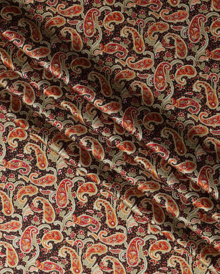 قماش حرير ساتان مطبوع بنقوش بيزلي باللونين البيج والأحمر الداكن مع تفاصيل مستوحاة من الكشمير التقليدي، عرض 110 سم، صنع في الهند - D23260