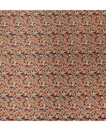 قماش حرير ساتان مطبوع بنقوش بيزلي باللونين البيج والأحمر الداكن مع تفاصيل مستوحاة من الكشمير التقليدي، عرض 110 سم، صنع في الهند - D23260