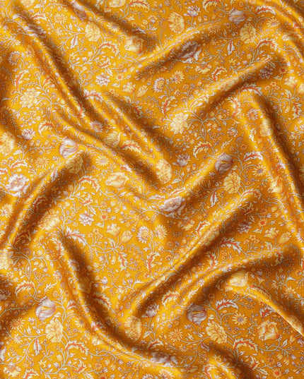 قماش حرير ساتان مطبوع عليه زهور باللون الأصفر الذهبي بتصميم مستوحى من الطراز القديم، عرض 110 سم، صنع في الهند - D23262