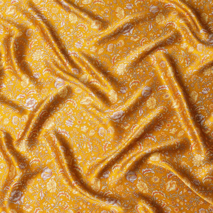 قماش حرير ساتان مطبوع عليه زهور باللون الأصفر الذهبي بتصميم مستوحى من الطراز القديم، عرض 110 سم، صنع في الهند - D23262