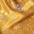 قماش حرير ساتان مطبوع عليه زهور باللون الأصفر الذهبي بتصميم مستوحى من الطراز القديم، عرض 110 سم، صنع في الهند - D23262