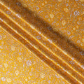 قماش حرير ساتان مطبوع عليه زهور باللون الأصفر الذهبي بتصميم مستوحى من الطراز القديم، عرض 110 سم، صنع في الهند - D23262