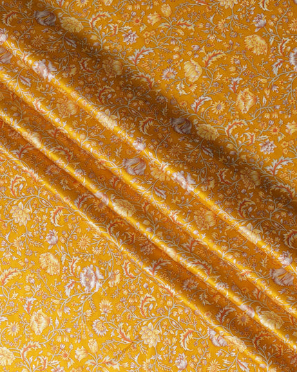 قماش حرير ساتان مطبوع عليه زهور باللون الأصفر الذهبي بتصميم مستوحى من الطراز القديم، عرض 110 سم، صنع في الهند - D23262