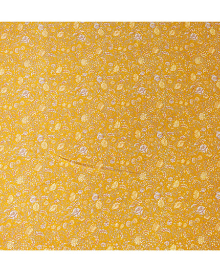 قماش حرير ساتان مطبوع عليه زهور باللون الأصفر الذهبي بتصميم مستوحى من الطراز القديم، عرض 110 سم، صنع في الهند - D23262