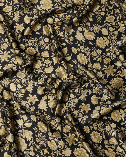 قماش حرير ساتان منسوج بنقشة زهور باللونين الأسود والذهبي مع تفاصيل أنيقة مستوحاة من الديباج، عرض 110 سم، صنع في الهند - D23263