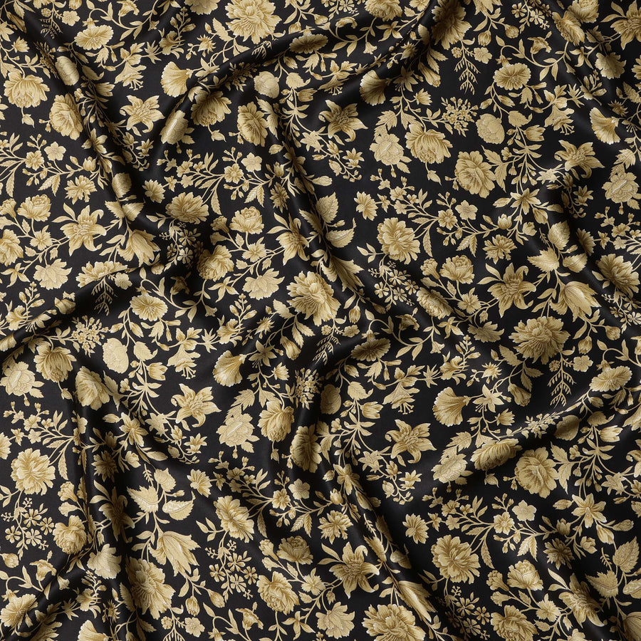 قماش حرير ساتان منسوج بنقشة زهور باللونين الأسود والذهبي مع تفاصيل أنيقة مستوحاة من الديباج، عرض 110 سم، صنع في الهند - D23263